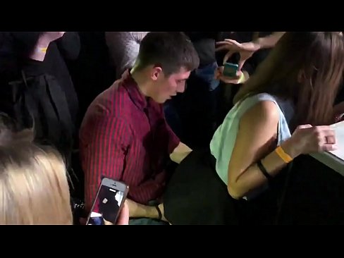 ❤️ Ubulili bangempela ku-nightclub yaseRussia. Intombazane yaseRussia eneminyaka engu-18 ubudala ingene endunu nasesithweni sangasese e-nightclub Izocansi zaseRussia ku-zu.image-kassir.ru